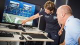 Kein Zentimeter bleibt unbeobachtet: Claudia Hürtgen (rechts) deckt bei der Analyse Fahrfehler schonungslos af