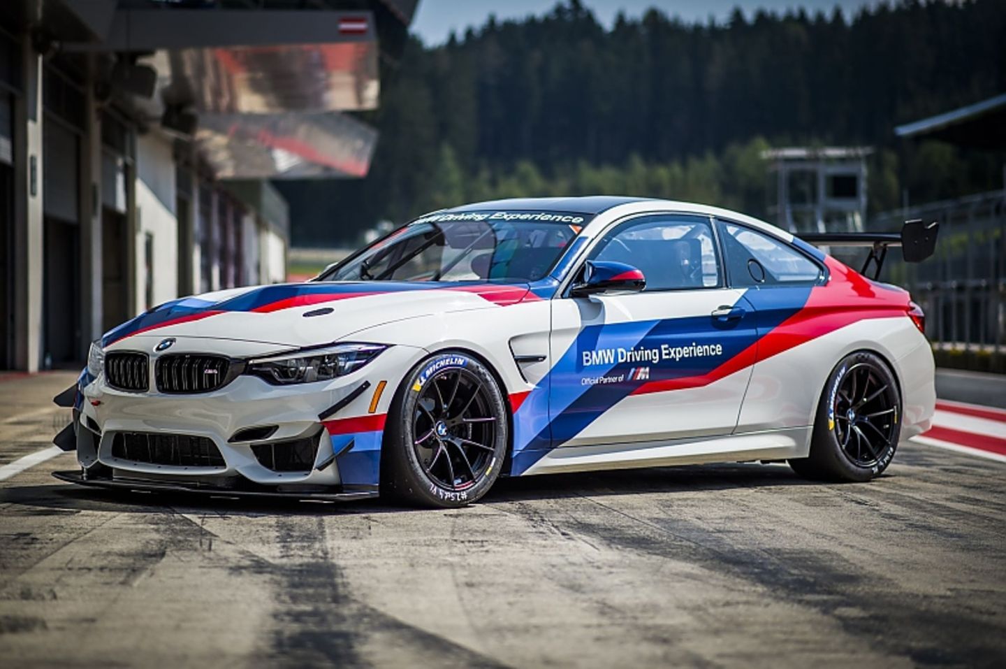 Der BMW M4 GT4 kostet 202.300 Euro