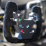 Das Lenkrad kommt aus dem Rennsport