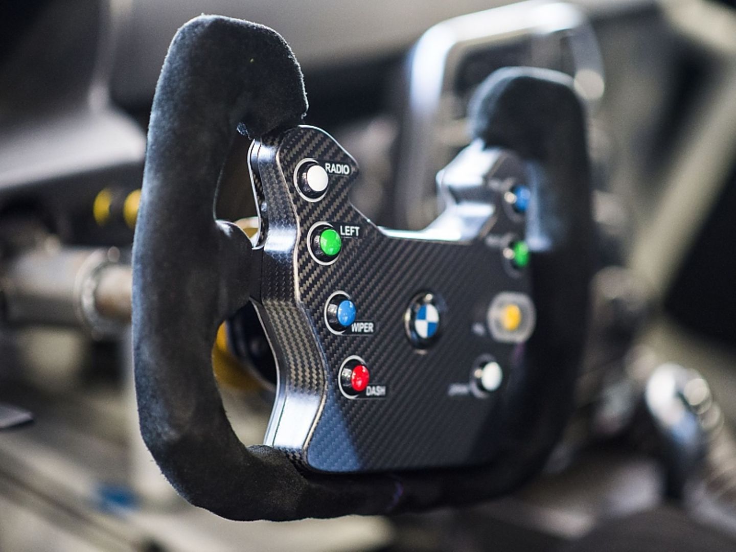 Das Lenkrad kommt aus dem Rennsport