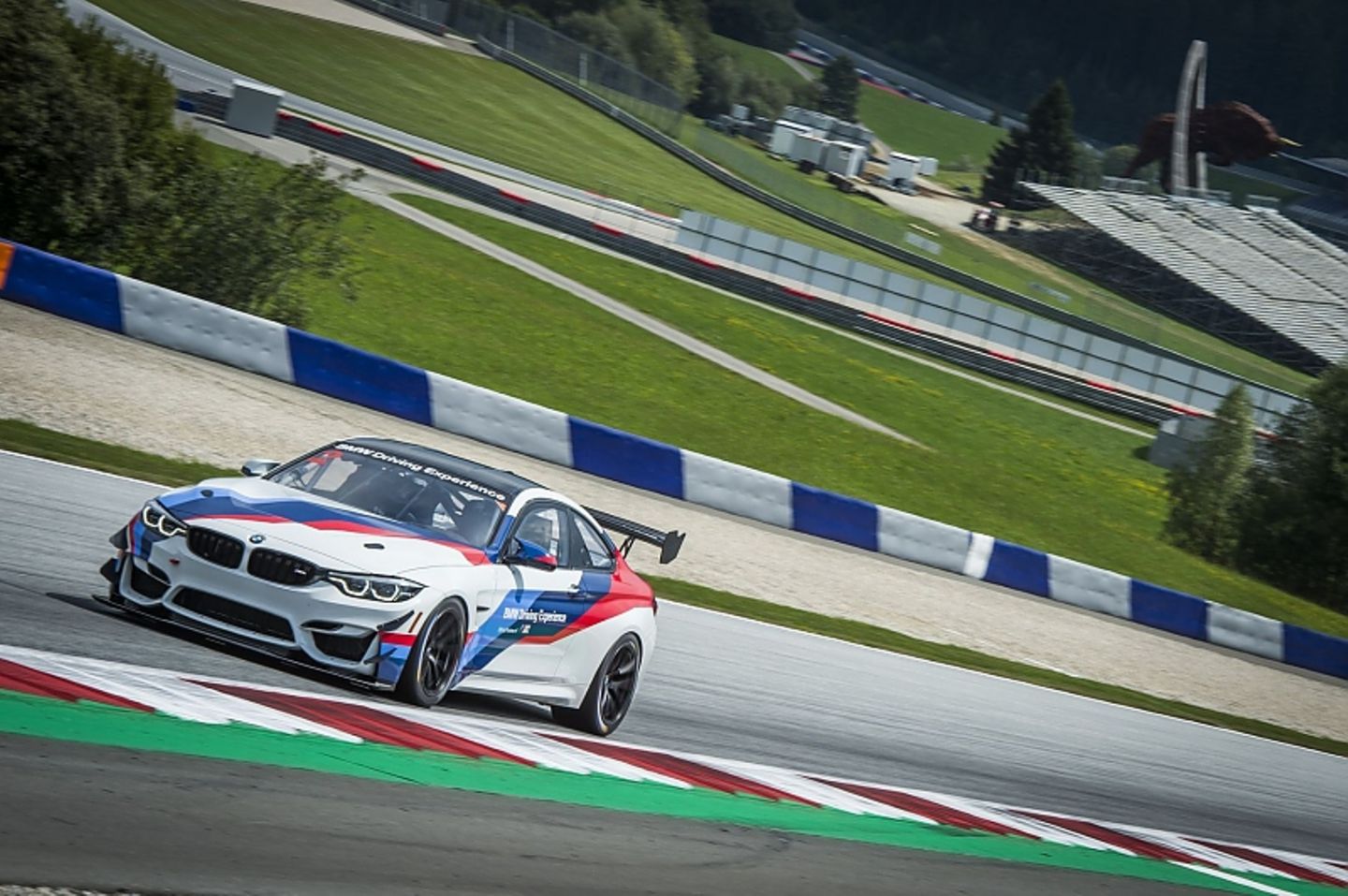 Der BMW M4 GT4 ist ein reinrassiges Rennsportfahrzeug