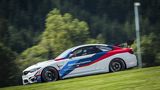Die Slicks krallen sich in den Asphalt