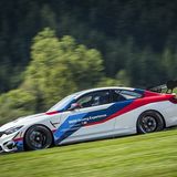 Die Slicks krallen sich in den Asphalt