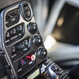 Die Mittelkonsole ist auf das Wesentliche reduziert