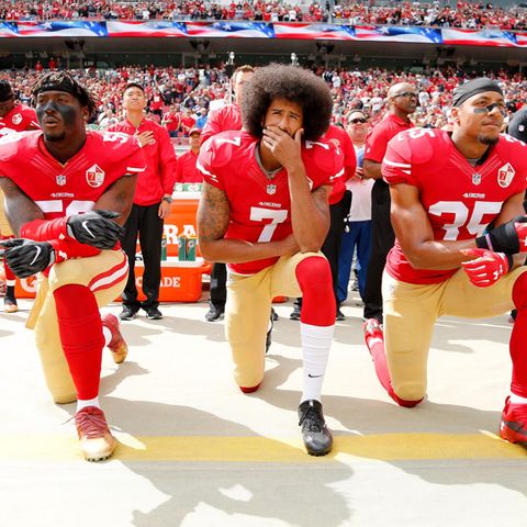 Die Geste, die ihn (und andere Sportler) berühmt gemacht hat: Colin Kaepernick (M.), Eli Harold (l.), und Eric Reid während der Nationalhymne vor dem Spiel der San Francisco 49ers gegen die Dallas Cowboys