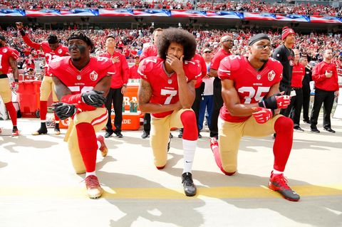 Die Geste, die ihn (und andere Sportler) berühmt gemacht hat: Colin Kaepernick (M.), Eli Harold (l.), und Eric Reid während der Nationalhymne vor dem Spiel der San Francisco 49ers gegen die Dallas Cowboys