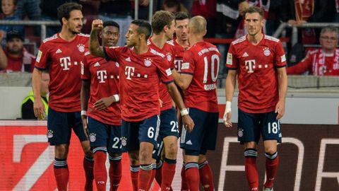 An einfachen Stellschrauben gedreht: Die Bayern-Spieler jubeln mit dem Torschützen Robert Lewandowski (3.v.r.) über dessen Tor zum 2:0 gegen Stuttgart