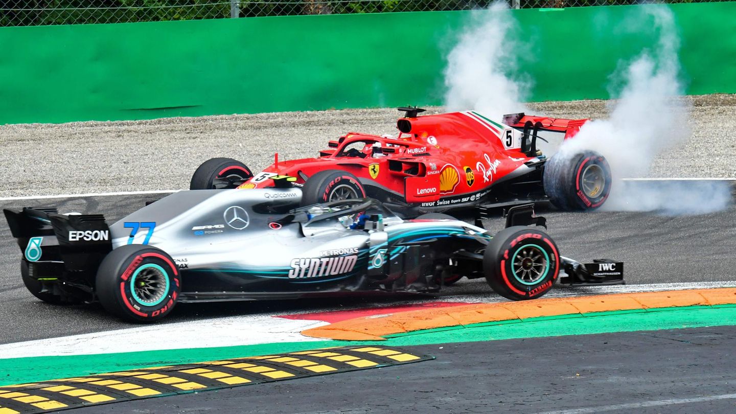 Sebastian Vettel dreht sich nach einer Kollision mit Lewis Hamilton in seinem Ferrari.