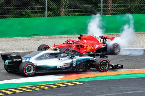Sebastian Vettel dreht sich nach einer Kollision mit Lewis Hamilton in seinem Ferrari.