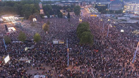 Zehntausende haben sich unter dem Motto #wirsindmehr in der Innenstadt von Chemnitz zu einem Konzert versammelt