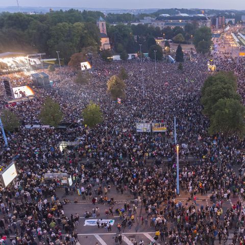 Zehntausende haben sich unter dem Motto #wirsindmehr in der Innenstadt von Chemnitz zu einem Konzert versammelt