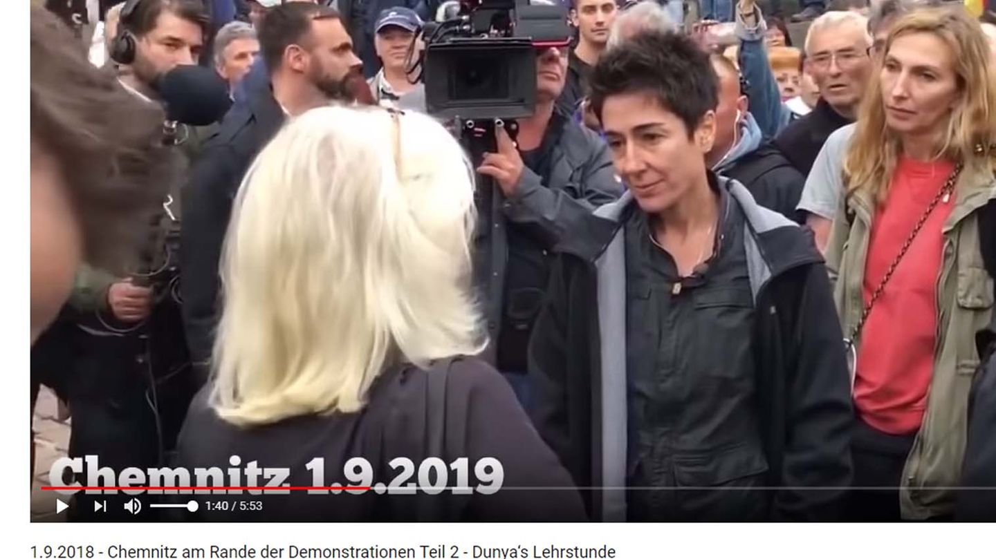 Dunja Hayali versucht, mit aufgebrachten Chemnitzer Bürgern ins Gespräch zu kommen