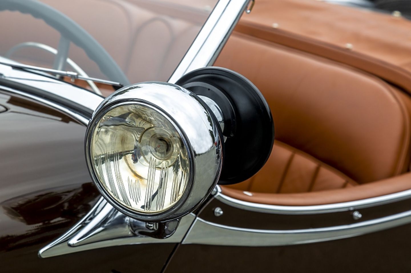 Mercedes 500 K Spezial-Roadster - filigraner Zusatzscheinwerfer an der Rückseite des Außenspiegels
