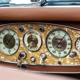 Mercedes 500 K Spezial-Roadster - die Instrumente in künstlichem Permutt