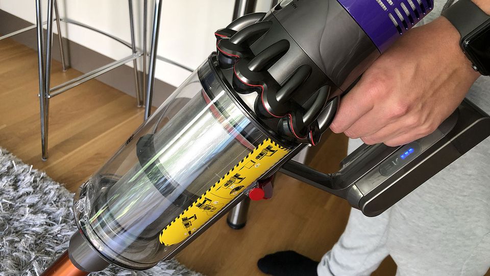 Der Staub wird in einen Plastikbehälter gesaugt. Die Reinigung ist problemlos.