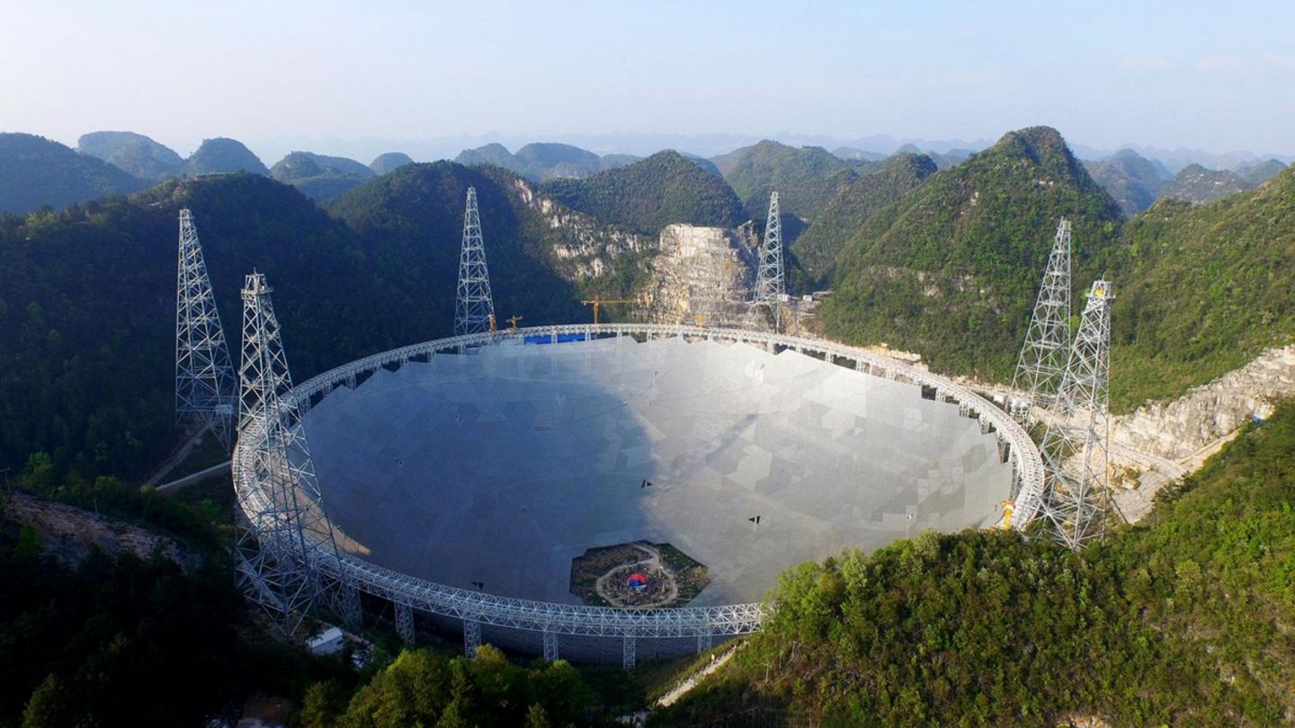 Astronomie: Der Spiegel misst 520 Meter im Durchmesser. Der Spiegel misst 520 Meter im Durchmesser.