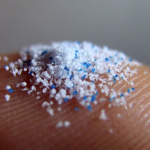 Mikroplastik auf einem Finger