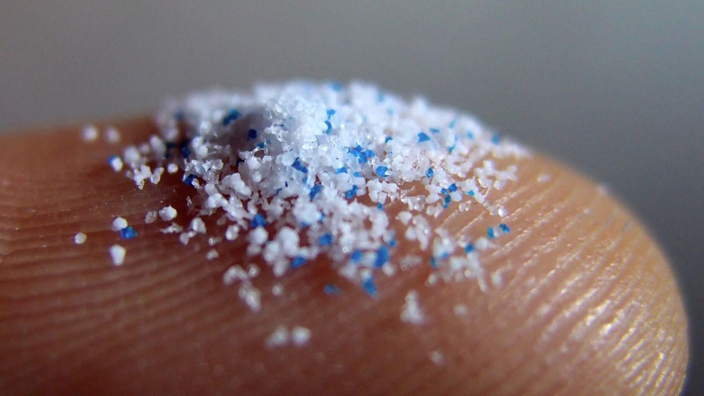 Mikroplastik auf einem Finger
