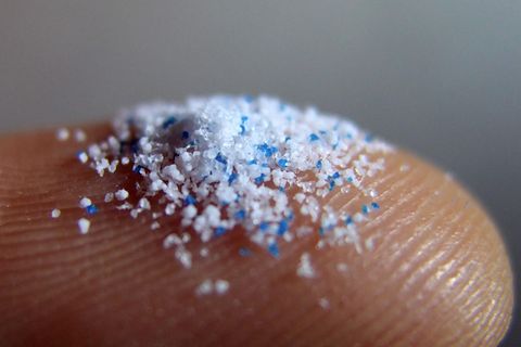 Mikroplastik auf einem Finger