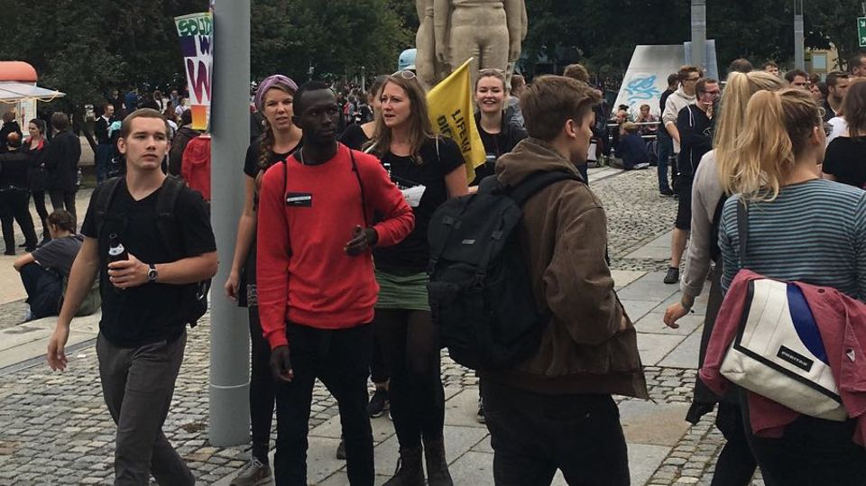 Konzert #wirsindmehr: 65.000 bei Konzert gegen rechts in Chemnitz - Polizei entlarvt Fake-Foto Konzert #wirsindmehr: 65.000 bei Konzert gegen rechts in Chemnitz - Polizei entlarvt Fake-Foto