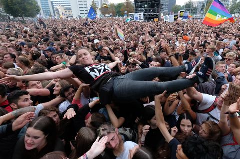 Chemnitz - Crowdsurfing beim #wirsindmehr-Konzert