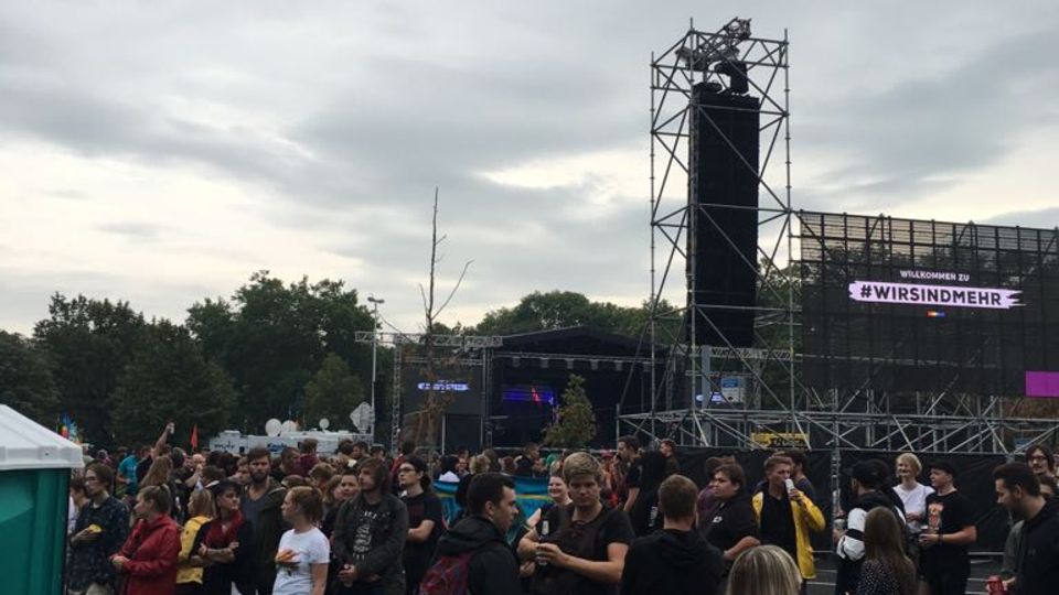Konzert #wirsindmehr: 65.000 bei Konzert gegen rechts in Chemnitz - Polizei entlarvt Fake-Foto Konzert #wirsindmehr: 65.000 bei Konzert gegen rechts in Chemnitz - Polizei entlarvt Fake-Foto