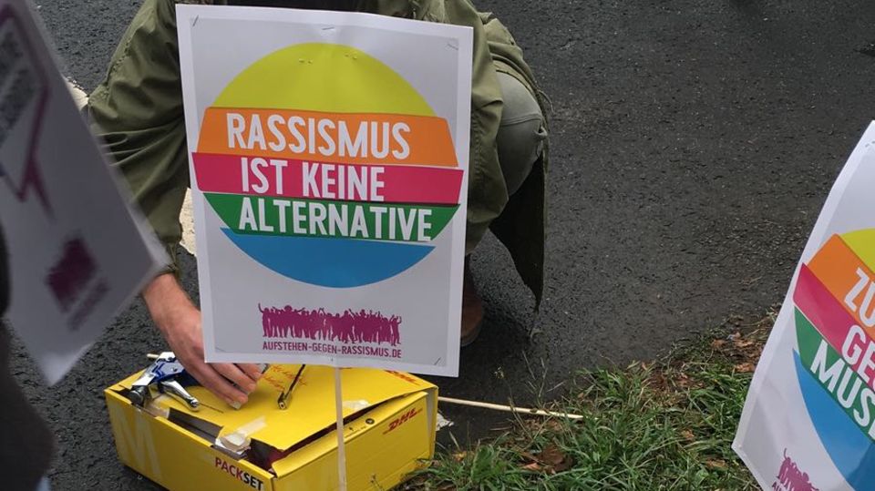 Konzert #wirsindmehr: 65.000 bei Konzert gegen rechts in Chemnitz - Polizei entlarvt Fake-Foto Konzert #wirsindmehr: 65.000 bei Konzert gegen rechts in Chemnitz - Polizei entlarvt Fake-Foto