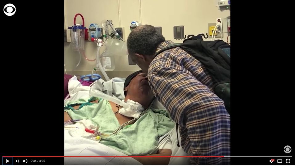 Screenshot des CBS-News-Videos: Krebskranke Waverlee und Luther Younger im Krankenhaus