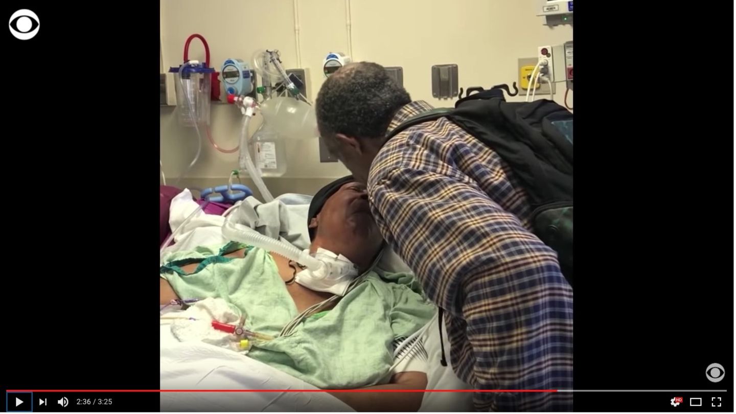Screenshot des CBS-News-Videos: Krebskranke Waverlee und Luther Younger im Krankenhaus
