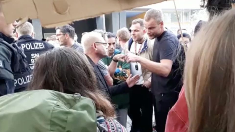 Michel Abdollahi schreibt Kanzlerin: "Deutschland steht vor Scheideweg": Dieser emotionale Brief an Angela Merkel trifft einen Nerv Michel Abdollahi schreibt Kanzlerin: "Deutschland steht vor Scheideweg": Dieser emotionale Brief an Angela Merkel trifft einen Nerv