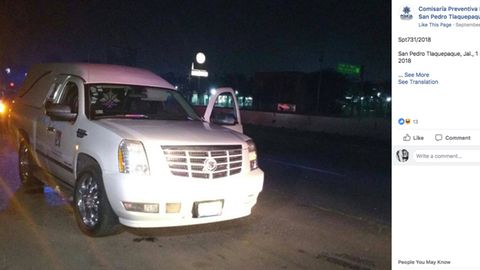 Mexiko: Der geklaute Leichenwagen steht an einer Straße (Polizei-Foto)