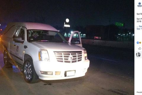 Mexiko: Der geklaute Leichenwagen steht an einer Straße (Polizei-Foto)