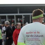 BER als Laufstrecke  Für Läufer ist die Start- und Landebahn des BER eine ungewöhnliche Herausforderung. Einmal im Jahr gibt der Flughafenchef im Sonnenuntergang den Startschuss für den Airport Night Run. Dann werden auch die Leuchten an den Pisten eingeschaltet, die Piloten nachts beim Landen helfen sollen. Mehr als 6000 Läufer waren in diesem Jahr unterwegs, auf 4 mal 4000 Metern, auf 10 Kilometern und - passend zur Dauerbaustelle - im Halbmarathon.