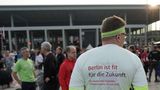 BER als Laufstrecke  Für Läufer ist die Start- und Landebahn des BER eine ungewöhnliche Herausforderung. Einmal im Jahr gibt der Flughafenchef im Sonnenuntergang den Startschuss für den Airport Night Run. Dann werden auch die Leuchten an den Pisten eingeschaltet, die Piloten nachts beim Landen helfen sollen. Mehr als 6000 Läufer waren in diesem Jahr unterwegs, auf 4 mal 4000 Metern, auf 10 Kilometern und - passend zur Dauerbaustelle - im Halbmarathon.