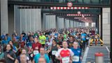 Läufer statt Jets  Das ist für Anwohner die wohl beste Lösung. Denn erst gut 3000 von 26.000 Haushalte haben auf Flughafenkosten Schallschutzfenster einbauen lassen. Weitere 6000 bekamen Geld als Entschädigung. Viele warten ab, etwa weil sie auf höhere Ansprüche hoffen. Gerichte haben schon für höhere Standards gesorgt - und die Kosten des Programms verfünffacht auf rund 730 Millionen Euro.