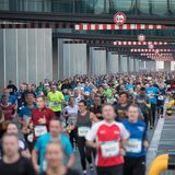 Läufer statt Jets  Das ist für Anwohner die wohl beste Lösung. Denn erst gut 3000 von 26.000 Haushalte haben auf Flughafenkosten Schallschutzfenster einbauen lassen. Weitere 6000 bekamen Geld als Entschädigung. Viele warten ab, etwa weil sie auf höhere Ansprüche hoffen. Gerichte haben schon für höhere Standards gesorgt - und die Kosten des Programms verfünffacht auf rund 730 Millionen Euro.