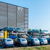 BER als VW-Parkplatz  "Es ist zwar nicht unsere Kernaufgabe", meint Flughafenchef Engelbert Lütke Daldrup. Aber ein lohnendes Geschäft lasse man sich nicht entgehen. In diesem Jahr überweist VW eine Million Euro Parkgebühr für 8000 Plätze. Nicht wenig, aber auch nicht viel verglichen mit den 6,5 Milliarden Euro, die der Flughafen bis 2020 verschlingt. Vor zwölf Jahren war noch von 2 Milliarden Euro die Rede gewesen.