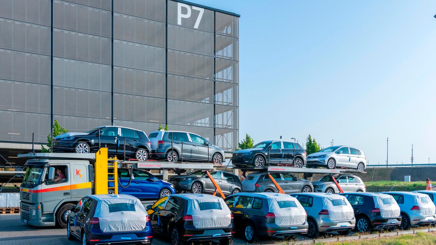 Baubeginn vor 12 Jahren: BER als VW-Parkplatz "Es ist zwar nicht unsere Kernaufgabe", meint Flughafenchef Engelbert Lütke Daldrup. Aber ein lohnendes Geschäft lasse man sich nicht entgehen. In diesem Jahr überweist VW eine Million Euro Parkgebühr für 8000 Plätze. Nicht wenig, aber auch nicht viel verglichen mit den 6,5 Milliarden Euro, die der Flughafen bis 2020 verschlingt. Vor zwölf Jahren war noch von 2 Milliarden Euro die Rede gewesen. BER als VW-Parkplatz "Es ist zwar nicht unsere Kernaufgabe", meint Flughafenchef Engelbert Lütke Daldrup. Aber ein lohnendes Geschäft lasse man sich nicht entgehen. In diesem Jahr überweist VW eine Million Euro Parkgebühr für 8000 Plätze. Nicht wenig, aber auch nicht viel verglichen mit den 6,5 Milliarden Euro, die der Flughafen bis 2020 verschlingt. Vor zwölf Jahren war noch von 2 Milliarden Euro die Rede gewesen.