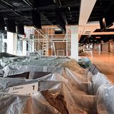 BER als Möbellager  Unter Folie und Staub: Seit Jahren stehen die Wartebänke an den BER-Gates ungenutzt herum. Vor drei Jahren fand sich für einen Teil eingelagerter Sitzmöbel doch schon eine Verwendung: Die Berliner Verwaltung kaufte die Bänke für eine neue Registrierungsstelle für Flüchtlinge. Bundeswehrsoldaten brachten die Bänke nach Wilmersdorf. Den Flughafen selbst als Flüchtlingsunterkunft zu nutzen, lehnten die Betreiber ab - aus Sicherheitsgründen und weil er eben noch Baustelle ist.