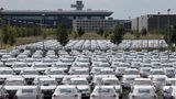 BER als Parkplatz  Klingt paradox: Eine Parklücke zu finden, ist am BER nicht leicht. Denn in den Parkhäusern stehen Hunderte VW - Neuwagen, die Volkswagen noch nicht verkaufen kann. Die Zulassung lässt auf sich warten, weil sich das Abgastestverfahren ändert.