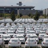 BER als Parkplatz  Klingt paradox: Eine Parklücke zu finden, ist am BER nicht leicht. Denn in den Parkhäusern stehen Hunderte VW - Neuwagen, die Volkswagen noch nicht verkaufen kann. Die Zulassung lässt auf sich warten, weil sich das Abgastestverfahren ändert.