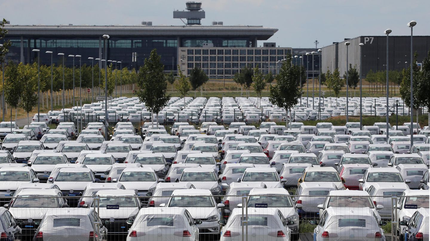 BER als Parkplatz  Klingt paradox: Eine Parklücke zu finden, ist am BER nicht leicht. Denn in den Parkhäusern stehen Hunderte VW - Neuwagen, die Volkswagen noch nicht verkaufen kann. Die Zulassung lässt auf sich warten, weil sich das Abgastestverfahren ändert.
