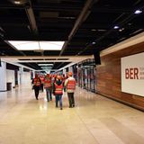 Ausflugsziel BER  Berlin wäre nicht Berlin, schlüge man aus der Flughafen-Blamage nicht Kapital. Tausende Menschen buchen jedes Jahr Touren über die Baustelle. Zehn Euro kostet die Bustour "Erlebnis BER". Rund 14.000 Besucher gab es nach Betreiberangaben im vergangenen Jahr. Als 2012 die Eröffnung spektakulär platzte, waren es sogar mehr als 60.000 gewesen. "Höhepunkt der Tour ist der Ausstieg im Terminal und die Besichtigung des Check-in-Bereiches", wirbt die Flughafengesellschaft. Auch für Radfahrer gibt es Touren um das Terminal. Fotografieren ist ausdrücklich erlaubt.