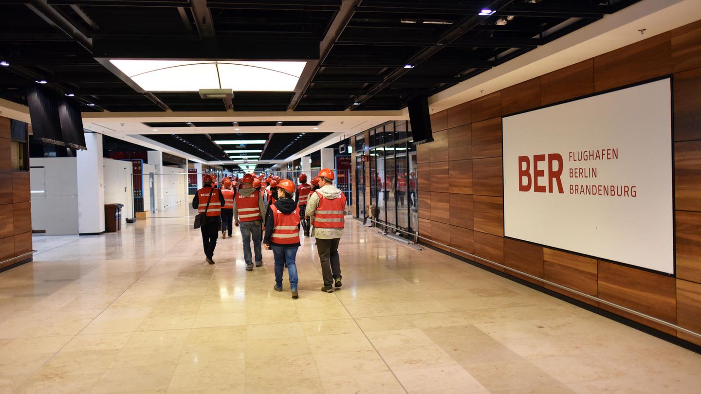 Baubeginn vor 12 Jahren: Ausflugsziel BER Berlin wäre nicht Berlin, schlüge man aus der Flughafen-Blamage nicht Kapital. Tausende Menschen buchen jedes Jahr Touren über die Baustelle. Zehn Euro kostet die Bustour "Erlebnis BER". Rund 14.000 Besucher gab es nach Betreiberangaben im vergangenen Jahr. Als 2012 die Eröffnung spektakulär platzte, waren es sogar mehr als 60.000 gewesen. "Höhepunkt der Tour ist der Ausstieg im Terminal und die Besichtigung des Check-in-Bereiches", wirbt die Flughafengesellschaft. Auch für Radfahrer gibt es Touren um das Terminal. Fotografieren ist ausdrücklich erlaubt. Ausflugsziel BER Berlin wäre nicht Berlin, schlüge man aus der Flughafen-Blamage nicht Kapital. Tausende Menschen buchen jedes Jahr Touren über die Baustelle. Zehn Euro kostet die Bustour "Erlebnis BER". Rund 14.000 Besucher gab es nach Betreiberangaben im vergangenen Jahr. Als 2012 die Eröffnung spektakulär platzte, waren es sogar mehr als 60.000 gewesen. "Höhepunkt der Tour ist der Ausstieg im Terminal und die Besichtigung des Check-in-Bereiches", wirbt die Flughafengesellschaft. Auch für Radfahrer gibt es Touren um das Terminal. Fotografieren ist ausdrücklich erlaubt.