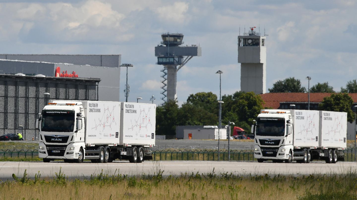 Baubeginn vor 12 Jahren: BER als Lkw-Teststrecke Männer mit Elektroden am Kopf. Lastwagen, die teilautonom und durch WLAN verbunden dicht hintereinander fahren. Diese Szenerie bot sich erst vor einigen Wochen auf der BER-Südbahn. Die Bahn-eigene Spedition DB Schenker und der Lkw-Bauer MAN testeten, wie ihre Fahrzeuge möglichst effizient im Konvoi fahren können. Mit Hilfe der Elektroden untersucht die Hochschule Fresenius, was das mit der Aufmerksamkeit des Fahrers macht. BER als Lkw-Teststrecke Männer mit Elektroden am Kopf. Lastwagen, die teilautonom und durch WLAN verbunden dicht hintereinander fahren. Diese Szenerie bot sich erst vor einigen Wochen auf der BER-Südbahn. Die Bahn-eigene Spedition DB Schenker und der Lkw-Bauer MAN testeten, wie ihre Fahrzeuge möglichst effizient im Konvoi fahren können. Mit Hilfe der Elektroden untersucht die Hochschule Fresenius, was das mit der Aufmerksamkeit des Fahrers macht.