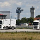 BER als Lkw-Teststrecke  Männer mit Elektroden am Kopf. Lastwagen, die teilautonom und durch WLAN verbunden dicht hintereinander fahren. Diese Szenerie bot sich erst vor einigen Wochen auf der BER-Südbahn. Die Bahn-eigene Spedition DB Schenker und der Lkw-Bauer MAN testeten, wie ihre Fahrzeuge möglichst effizient im Konvoi fahren können. Mit Hilfe der Elektroden untersucht die Hochschule Fresenius, was das mit der Aufmerksamkeit des Fahrers macht.