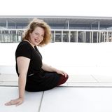 BER als Filmkulisse  Die 18-jährige Cindy - gespielt von der Schauspielerin Julia Jendrossek - lebt im Flughafen-Vorort Schönefeld. Im Leben der Außenseiterin geht ebenso wenig voran wie auf der Großbaustelle - bis sie den Flughafen-Ingenieur Leif trifft. 2014 machte der Kinofilm "Schönefeld Boulevard" (2014) den BER zur Filmkulisse - eine Zeit, in der auf der Baustelle tatsächlich kaum etwas voranging, wie Berlins Regierungschef Michael Müller (SPD) später zugab.