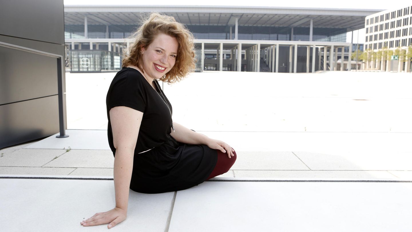 Baubeginn vor 12 Jahren: BER als Filmkulisse Die 18-jährige Cindy - gespielt von der Schauspielerin Julia Jendrossek - lebt im Flughafen-Vorort Schönefeld. Im Leben der Außenseiterin geht ebenso wenig voran wie auf der Großbaustelle - bis sie den Flughafen-Ingenieur Leif trifft. 2014 machte der Kinofilm "Schönefeld Boulevard" (2014) den BER zur Filmkulisse - eine Zeit, in der auf der Baustelle tatsächlich kaum etwas voranging, wie Berlins Regierungschef Michael Müller (SPD) später zugab. BER als Filmkulisse Die 18-jährige Cindy - gespielt von der Schauspielerin Julia Jendrossek - lebt im Flughafen-Vorort Schönefeld. Im Leben der Außenseiterin geht ebenso wenig voran wie auf der Großbaustelle - bis sie den Flughafen-Ingenieur Leif trifft. 2014 machte der Kinofilm "Schönefeld Boulevard" (2014) den BER zur Filmkulisse - eine Zeit, in der auf der Baustelle tatsächlich kaum etwas voranging, wie Berlins Regierungschef Michael Müller (SPD) später zugab.