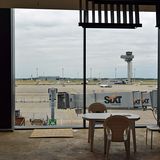 BER - der Problemflughafen  Inzwischen scheint der Weg zur Eröffnung klar. "Heute können wir verlässlich planen", sagt der Flughafenchef Engelbert Lütke Daldrup. So wie zwischenzeitlich auch seine Vorgänger - bis wieder ein neues Technikproblem aufploppte. "Wann kommst Du wieder nach Schönefeld?", fragt Film-Cindy ihren Flughafen-Ingenieur. "Hängt von den Problemen ab." - "Dann hoffe ich, dass ihr wieder Probleme haben werdet."