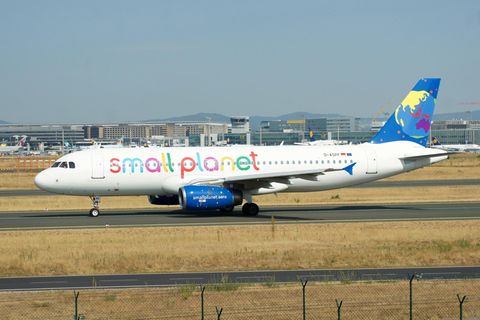 Flieger der Small-Planet-Airline aus Ägypten